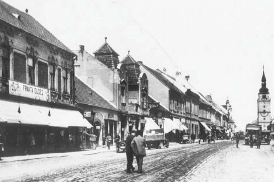 Obchod Frantu Oudesa na Masarykovej ulici v Trnave, fotografia z prelomu dvadsiatych a tridsiatych rokov 20. storočia. | Zdroj: NZR 2018
