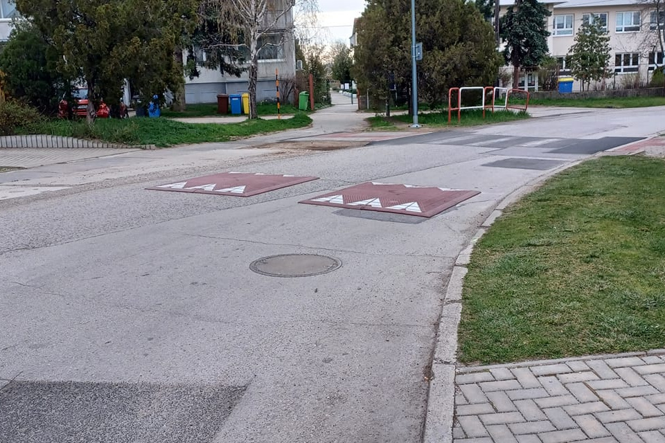 V Modranke pribudli spomaľovače. | Zdroj: Juraj Šarmír