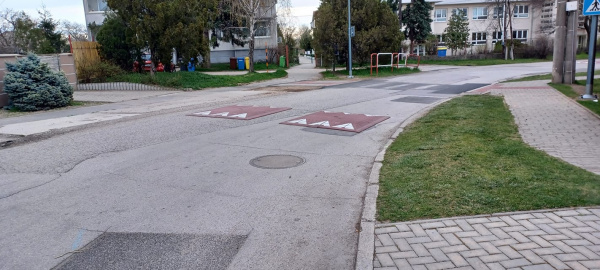 V Modranke pribudli spomaľovače. | Zdroj: Juraj Šarmír