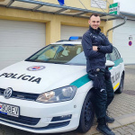 Policajt Peter zo Zavara chlapcovi pomohol. | Zdroj: KR PZ TT