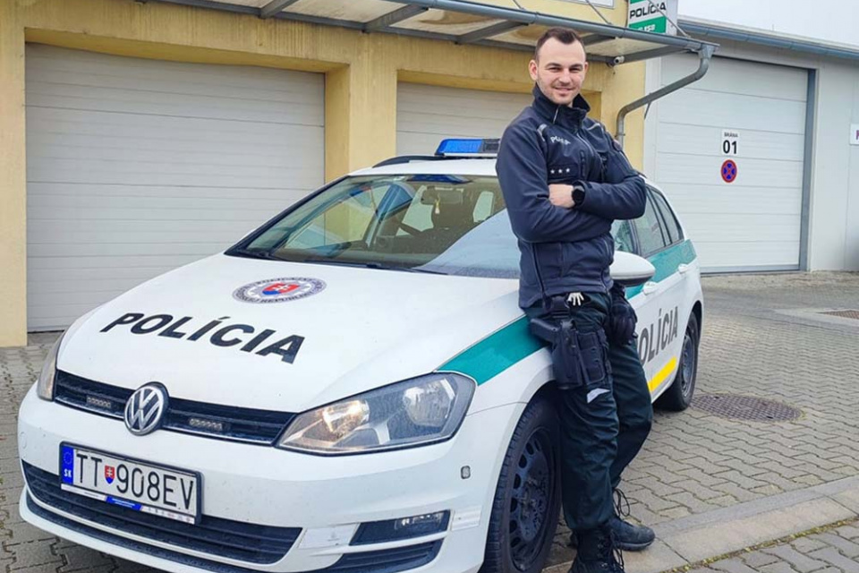 Policajt Peter zo Zavara chlapcovi pomohol. | Zdroj: KR PZ TT