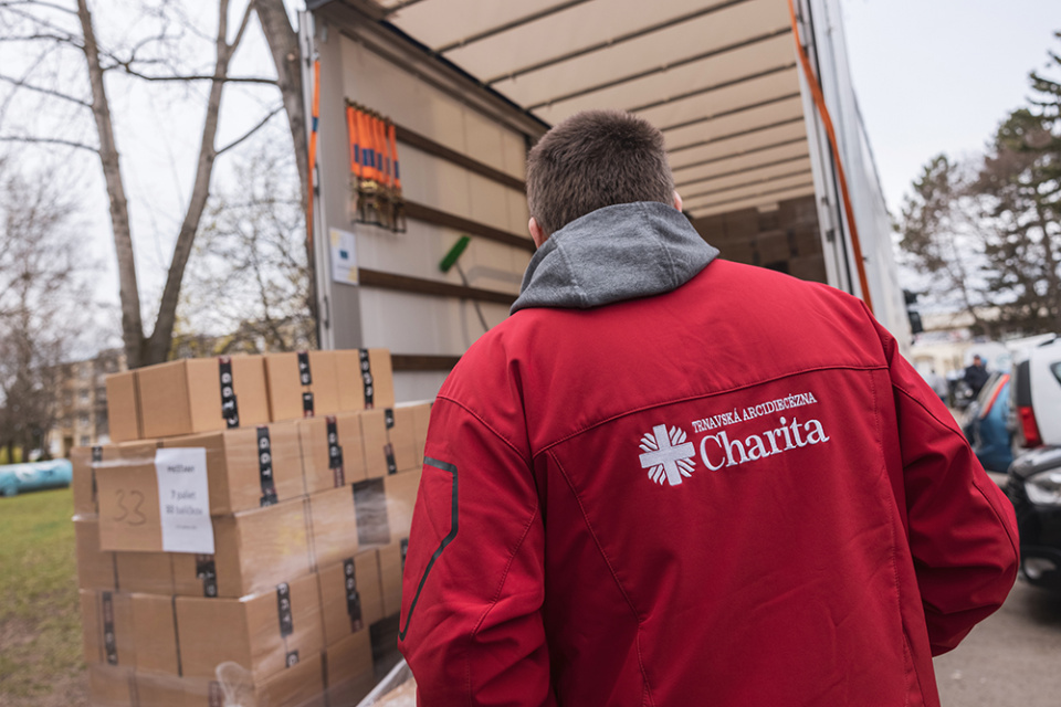 Trnavská arcidiecézna charita začala s rozvozom balíkov pre najchudobnejších. | Zdroj: TACH
