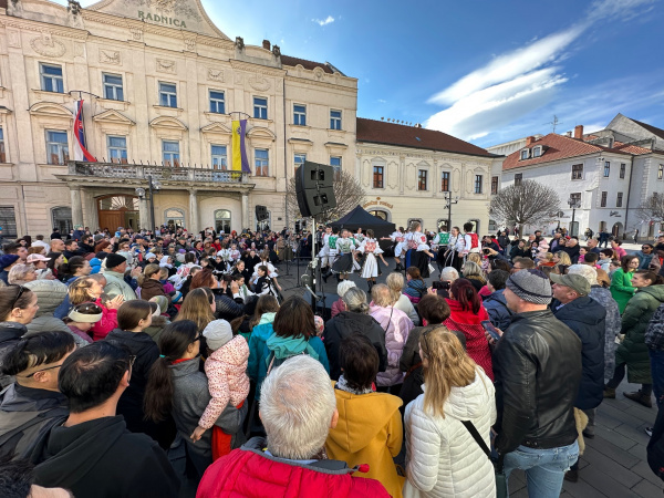 Ľudová zábava pred radnicou | Foto: red.