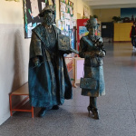 Na chodbách stretli aj živé sochy | Zdroj: ZŠ Modrnaka