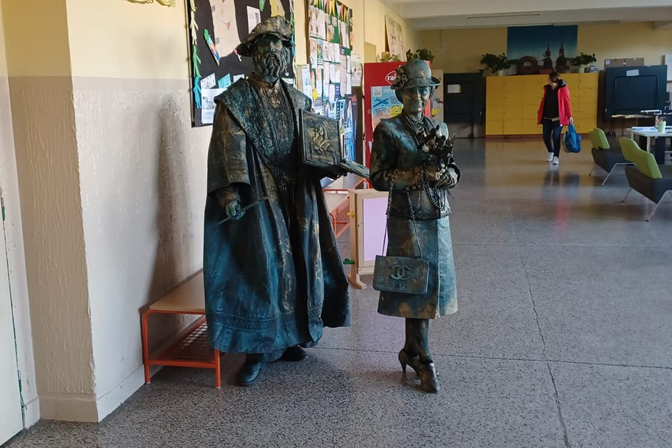 Na chodbách stretli aj živé sochy | Zdroj: ZŠ Modrnaka