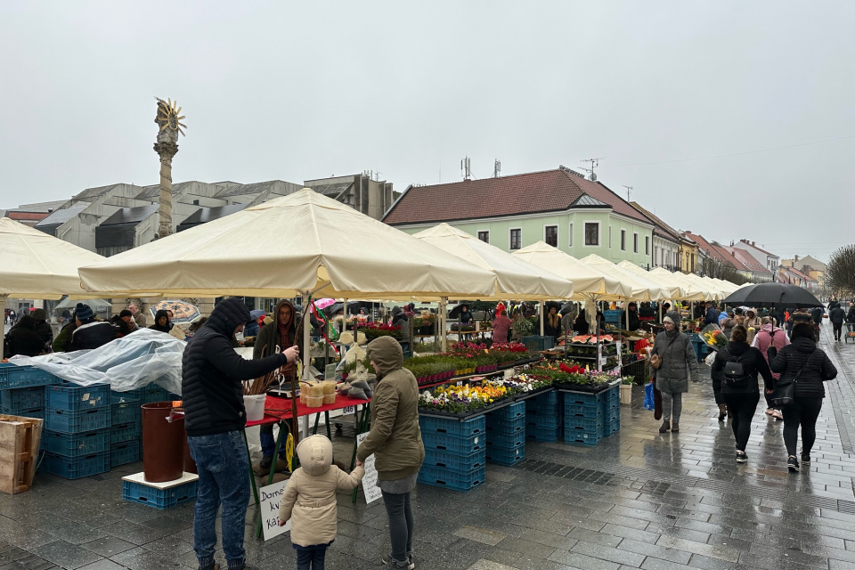 Na mestskom trhu v Trnave je asi 50 predajcov. | Foto: Redakcia