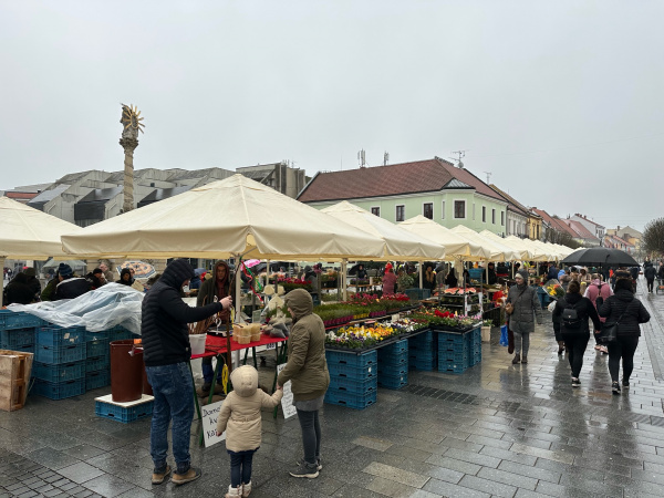 Na mestskom trhu v Trnave je asi 50 predajcov.  | Foto: Redakcia