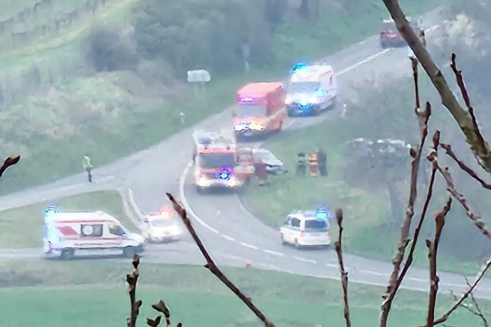 Po nehode skončili autá mimo cesty. | Foto: Matej Vančo, Dopravný servis Okres Hlohovec a okolie, fb