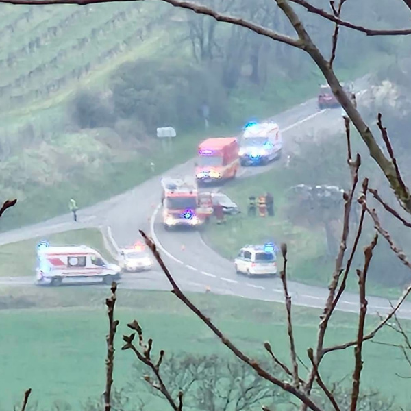 Po nehode skončili autá mimo cesty.  | Foto: Matej Vančo, Dopravný servis Okres Hlohovec a okolie, fb