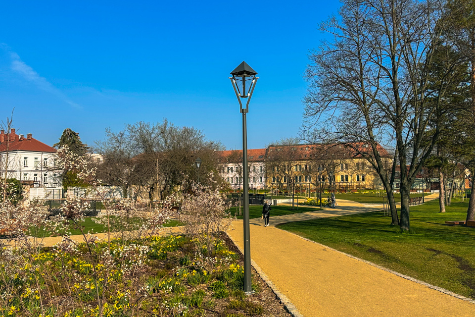 Ružový park v Trnave je takmer dokončený. Trnavčanov už láka na prechádzky. | Foto: Pavol Holý, Trnavské rádio