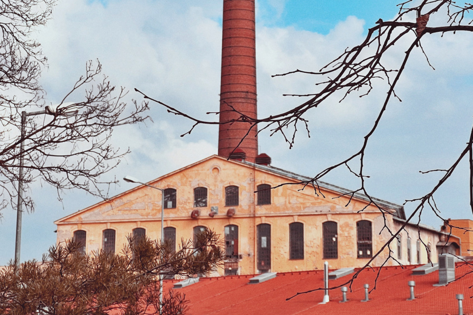 Pohľad na priečelie Trnavského cukrovaru. Dielňa sa nachádza v objekte cukrovaru za hlavnou budovou. | Foto: Trnavské rádio, archív