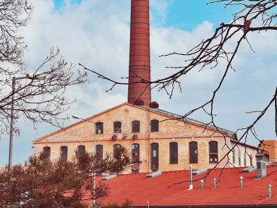 Pohľad na priečelie Trnavského cukrovaru. Dielňa sa nachádza v objekte cukrovaru za hlavnou budovou. | Foto: Trnavské rádio, archív