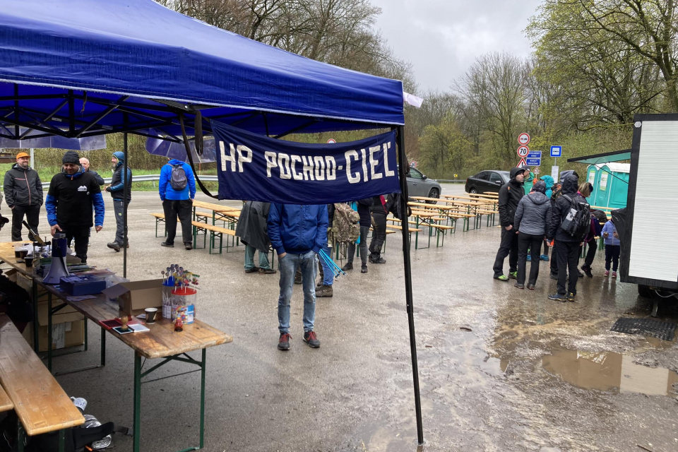 Prví turisti dorazili do cieľa. | Zdroj: Pochod HP