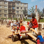 Deti na sídlisku. | Zdroj: Eugen Jurisa, Ivan Ondrejkovič - Piešťany, 1978, Osveta