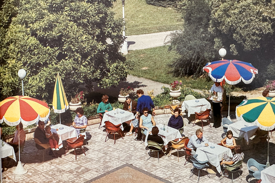 Letná terasa liečebného domu Slovan. | Zdroj: Eugen Jurisa, Ivan Ondrejkovič - Piešťany, 1978, Osveta