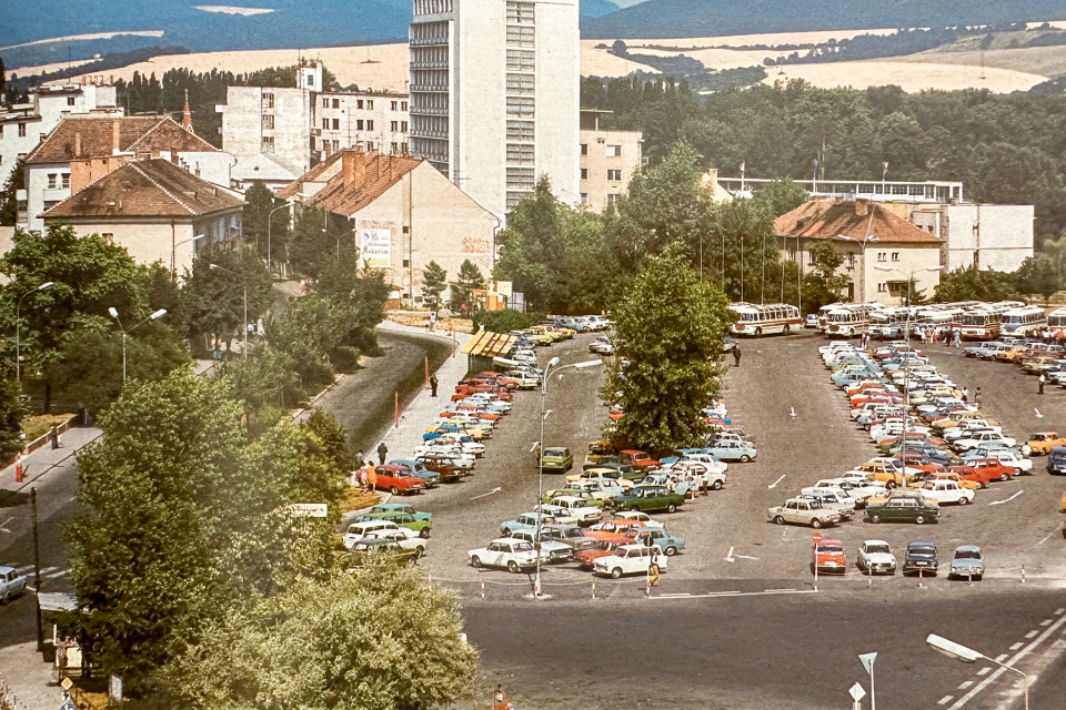 Centrálne parkovisko pri Krajinskom moste. | Zdroj: Eugen Jurisa, Ivan Ondrejkovič - Piešťany, 1978, Osveta