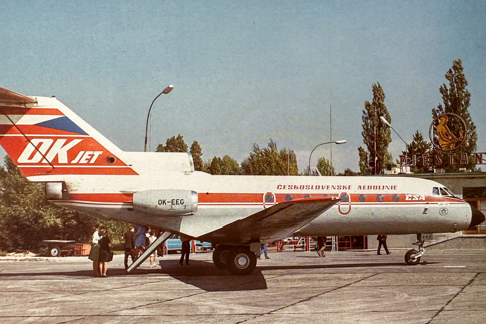 Na piešťanskom letisku. | Zdroj: Eugen Jurisa, Ivan Ondrejkovič - Piešťany, 1978, Osveta