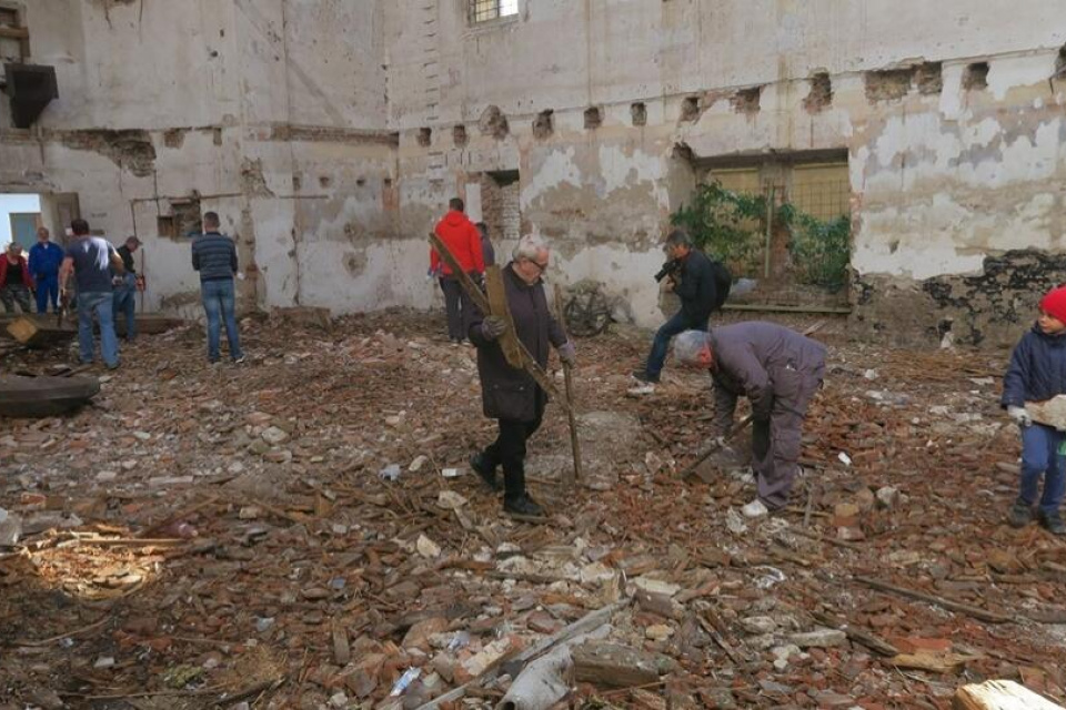 Dobrovolníci, ktorý pomáhali počas rekonštrukcie | Zdroj: FB Synagóga Šaštín