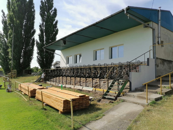 Tribúna ihriska v Suchej nad Parnou | Foto: Fb obce