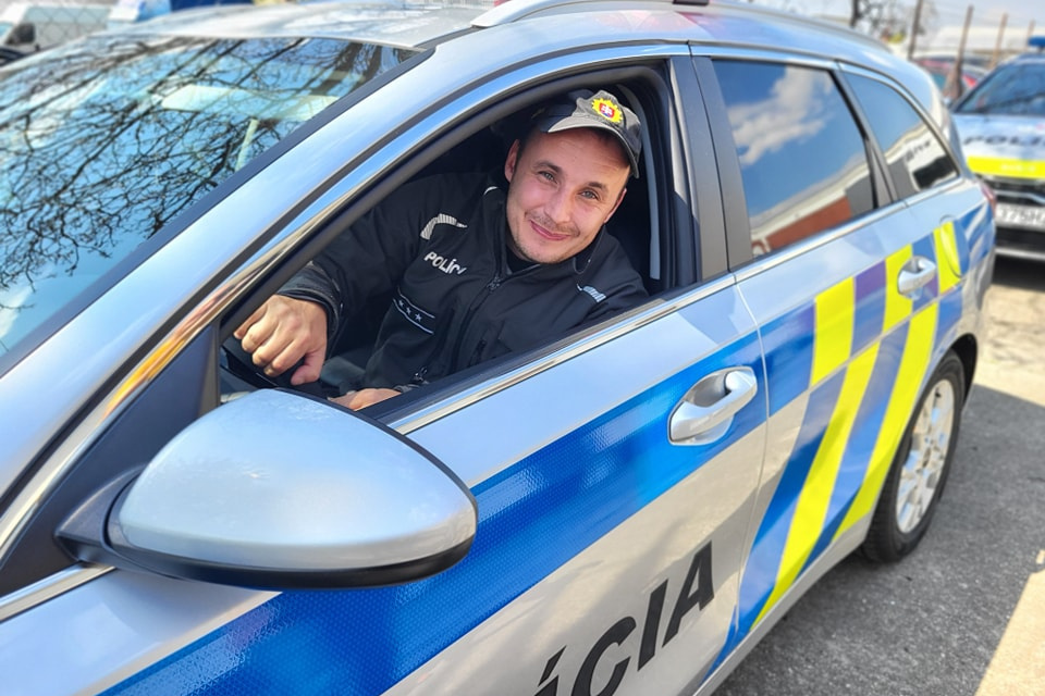Novinku si otestoval príslušník obvodného oddelenia polície v Cíferi, Miloš. | Foto: Polícia Trnava, fb