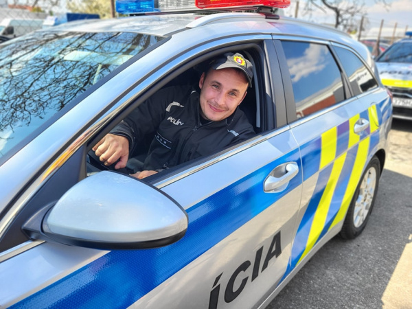 Novinku si otestoval príslušník obvodného oddelenia polície v Cíferi, Miloš. | Foto: Polícia Trnava, fb
