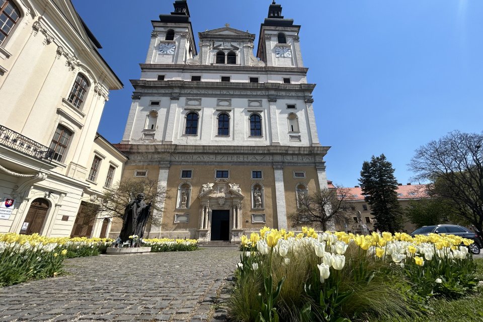 Na poludnie pri katedrále | Zdroj: KT