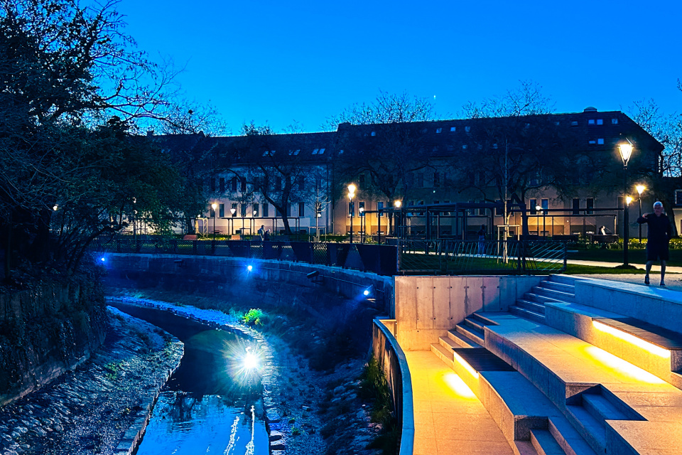 Pôsibivé je aj nočné osvetlenie schodov a sedienia k potoku. | Foto: red.