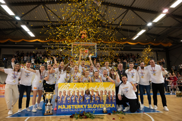 Oslavy boli s konfetami, či tortou v tvare basketbalovej lopty. | Foto: Piešťanské Čajky, fb