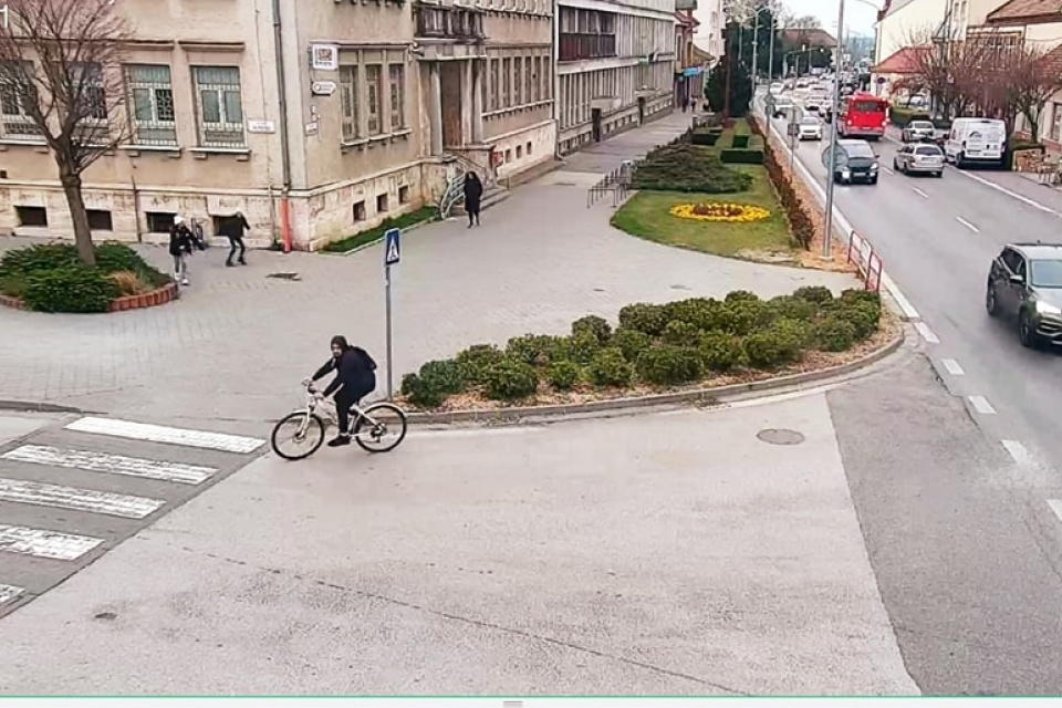 Ak máte informácie o mužovi na bicykli, volajte prosím linku 158. | Foto: Polícia, Trnava