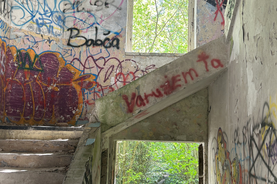 Tajomný názov Varujem ťa, ktorý sa nachádza na schodisku | Foto: KT