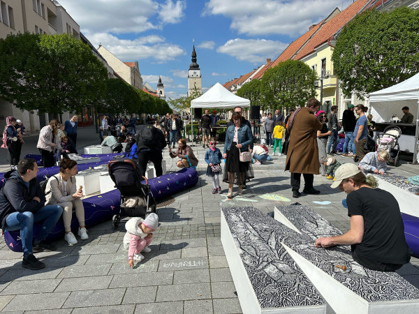Hešteg vzniká na Hlavnej ulici v Trnave. | Zdroj: red.