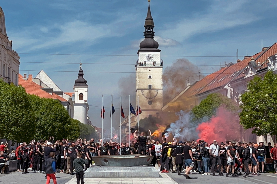 Trnava dnes žije futbalom. Momentka z pochodu fanúšikov centrom. | Foto: red.