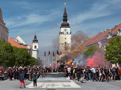 Trnava dnes žije futbalom. Momentka z pochodu fanúšikov centrom. | Foto: red.