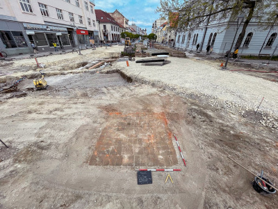 Dokumentácia základov pamätníka Honvédov na dnešnom Námestí SNP v Trnave. | Zdroj: Katedra klasickej archeológie FF TU