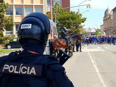 Polícia počas monitoringu situácie | Zdroj: KRPZTT