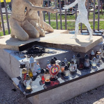 Poškodený Pamätník nenarodeným deťom. | Zdroj: Fb Naše mesTTo
