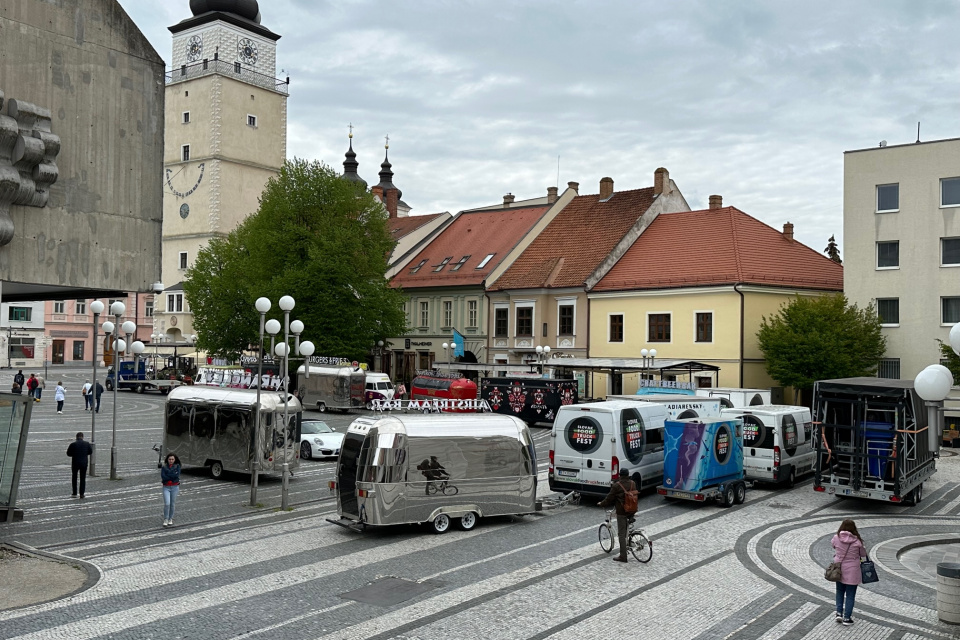 Na námestí sú foodtrucky | Zdroj: red,