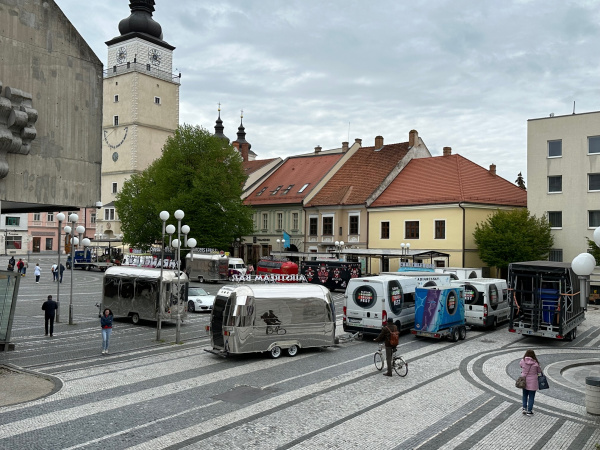 Na námestí sú foodtrucky | Zdroj: red,