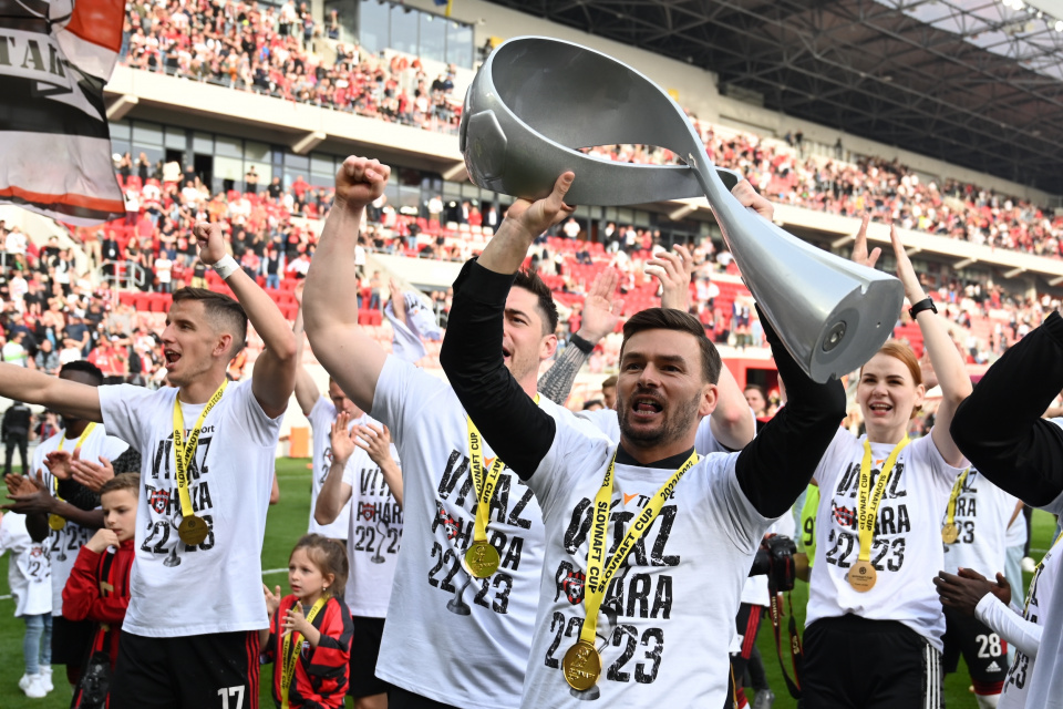 Na snímke hráči Spartaka oslavujú s pohárovou trofejou víťazstvo vo finále Slovnaft Cupu 2022/2023. | Foto: TASR - Lukáš Grinaj
