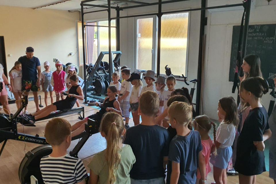 Zimné prípravy v posilňovni na veslárskych trenažéroch | Zdroj: FB VK Šintava