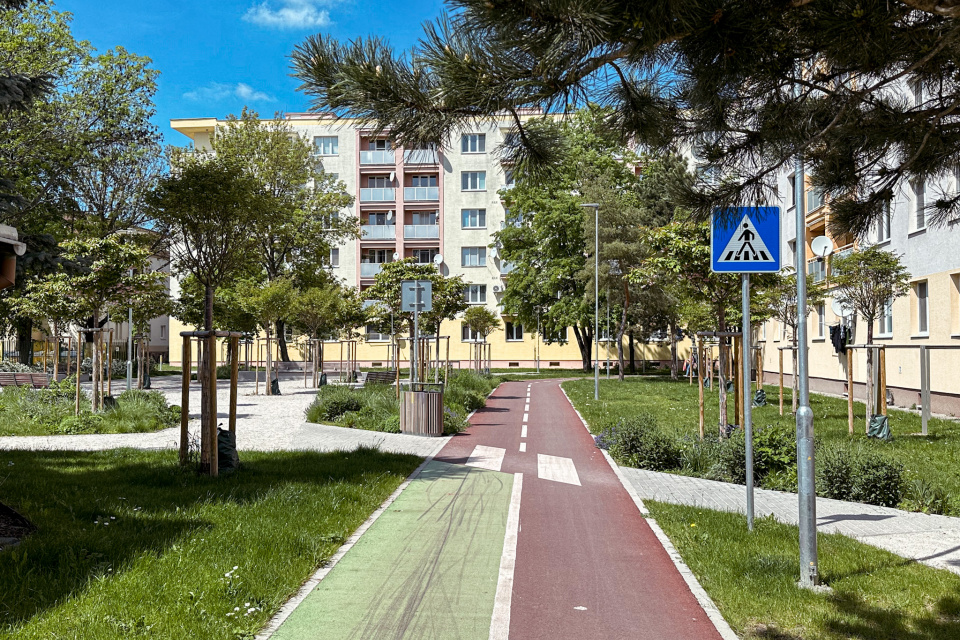 Cyklochodník vo vnútrobloku na Hospodárskej ulici v Trnave. | Foto: Pavol Holý, Trnavské rádio