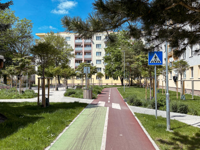 Cyklochodník vo vnútrobloku na Hospodárskej ulici v Trnave. | Foto: Pavol Holý, Trnavské rádio