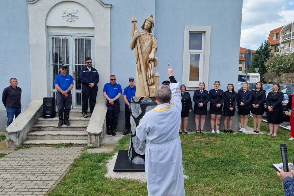 Novú sochu v Sládkovičove vysvätili. | Zdroj: DHZ Mostová