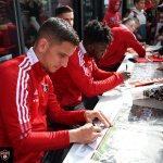 Záujem o podpisy hráčov bol veľký. | Foto: Lukáš Grinaj, Spartak Trnava, fb