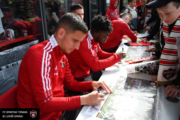 Záujem o podpisy hráčov bol veľký. | Foto: Lukáš Grinaj, Spartak Trnava, fb