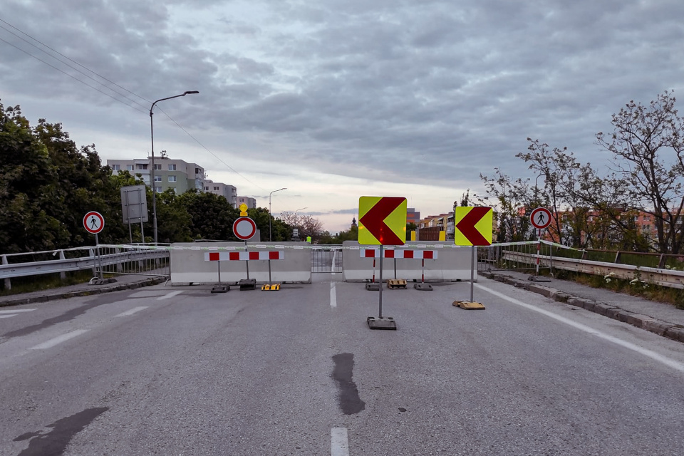 Most v Seredi po uzatvorení postupne doplnili aj zábrany. | Zdroj: MP Sereď