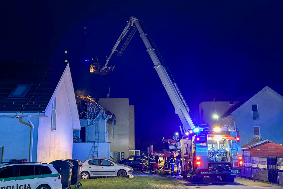 Zásah hasičov okolo 21.00 hodiny pokračoval prehľadávaním trosiek. | Foto: Trnavské rádio