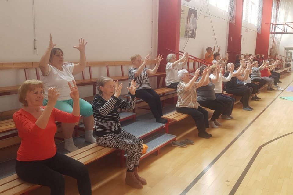 Seniorky pri cvičení | Zdroj: Seredské novinky