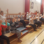 Seniorky pri cvičení | Zdroj: Seredské novinky