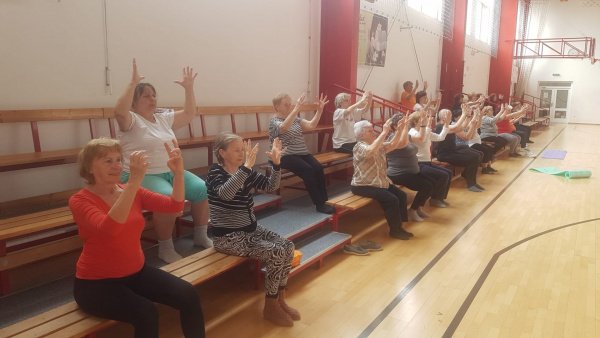 Seniorky pri cvičení | Zdroj: Seredské novinky
